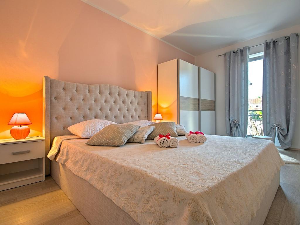 Charming Beachfront Holiday Home In ポレッチ エクステリア 写真