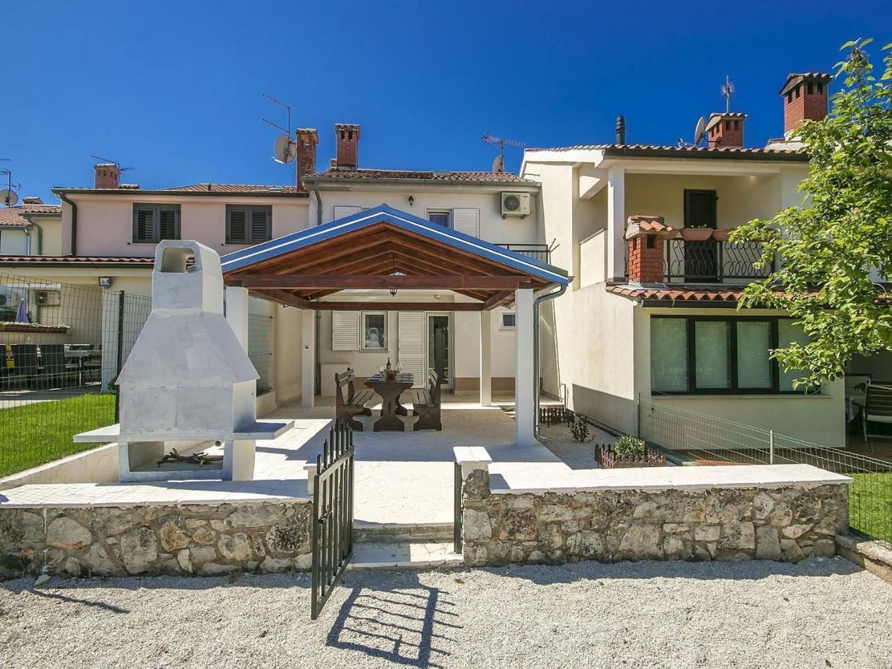 Charming Beachfront Holiday Home In ポレッチ エクステリア 写真