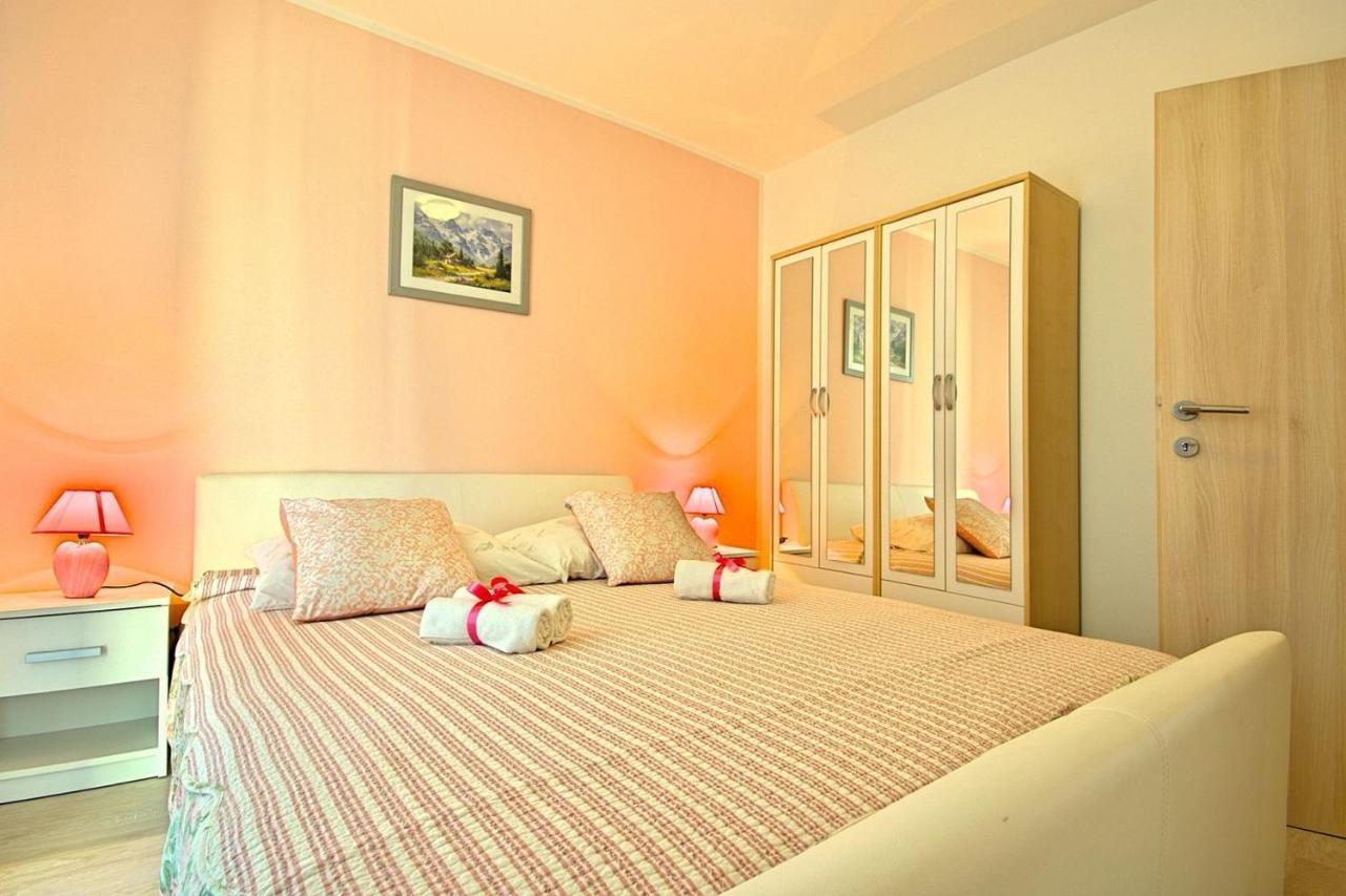 Charming Beachfront Holiday Home In ポレッチ エクステリア 写真