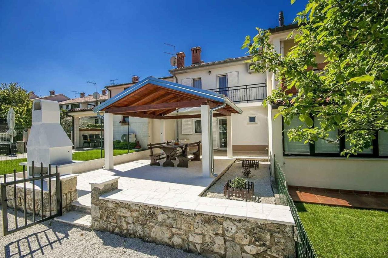 Charming Beachfront Holiday Home In ポレッチ エクステリア 写真