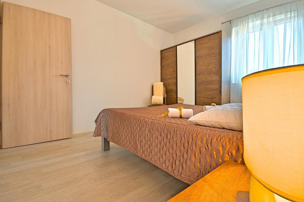 Charming Beachfront Holiday Home In ポレッチ エクステリア 写真
