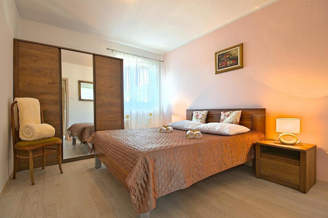 Charming Beachfront Holiday Home In ポレッチ エクステリア 写真