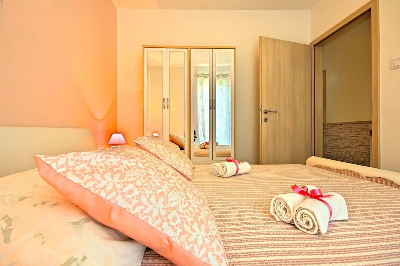 Charming Beachfront Holiday Home In ポレッチ エクステリア 写真