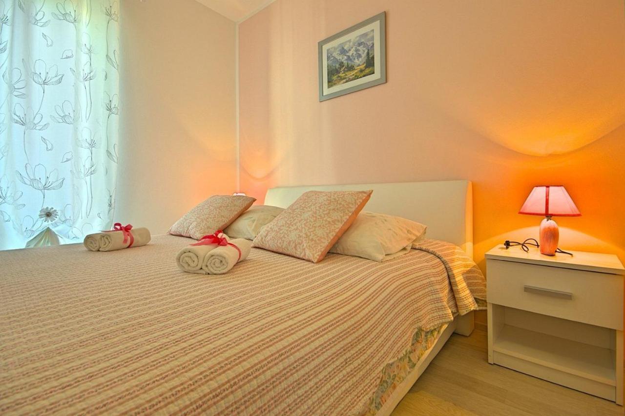 Charming Beachfront Holiday Home In ポレッチ エクステリア 写真